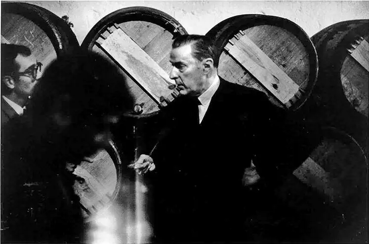 Les Ets. Jean-Pierre Moueix, négociant de vins en primeur et de millésimes livrables, fut fondé en 1937 par Monsieur Jean-Pierre Moueix sur le Quai du Priourat à Libourne et reste aujourd’hui une entreprise familiale.
