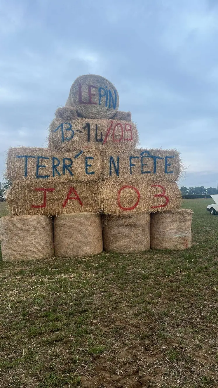 bottes de foin sur lesquelles sont inscrites les dates de la prochaine édition de Terr'en Fête