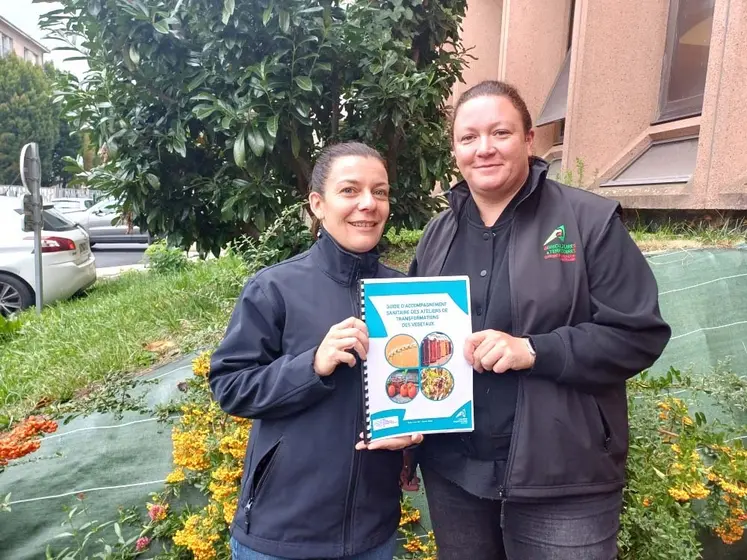Aurélie Michel et sa collègue Margaux Chavanne, toutes deux en poste dans le service circuits-courts et produits fermiers de la Chambre d'agriculture de Haute-Loire.