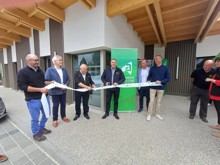 Coupure de ruban avant la visite des locaux...