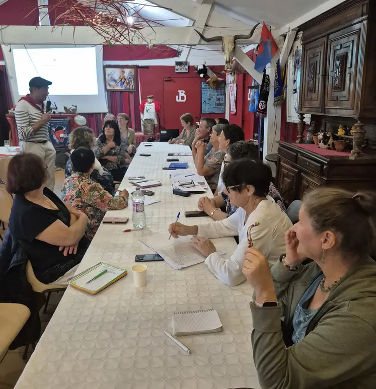 Les agricultrices accueillies par Jean Barrere maire d’Escalans et éleveur de vaches landaises