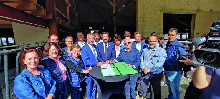Entourés d’élus locaux et de responsables agricoles professionnels, Martial Saddier, Fabrice Pannekoucke et Gilbert Guigue ont signé un engagement financier commun de 1,85 million d’€ en faveur des élevages foyers touchés par la maladie, des filières agricoles et des outils coopératifs fragilisés. 