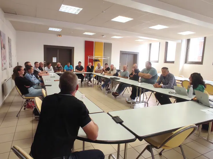 La section bovine de la FDSEA s'est réunie sous la présidence de Anthony Fayolle (de dos).