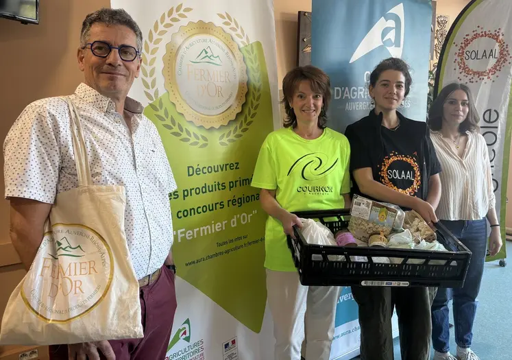 Opération solidarité entre la chambre régionale d'agriculture, Solaal Aura et l'épicerie sociale et solidaire de Cournon à l'occasion du concours des Fermiers d'Or.