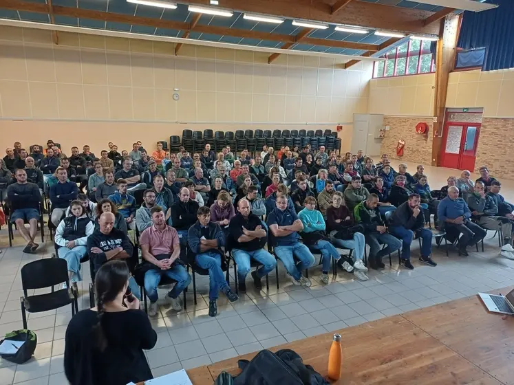 Inquiet du développement de cette maladie sur le territoire, les éleveurs de l'est du département sont venus en nombre à Ste Sigolène.