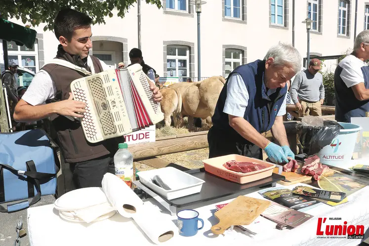 Un joueur d'accordéon et un cuisinier qui prépare de la viande aubrac