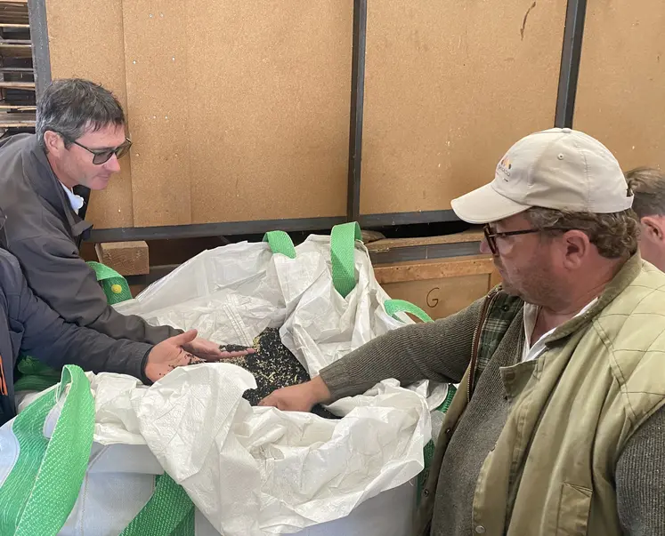 Laurent Thivat a fait découvrir ses récoltes de graines d’oignons.