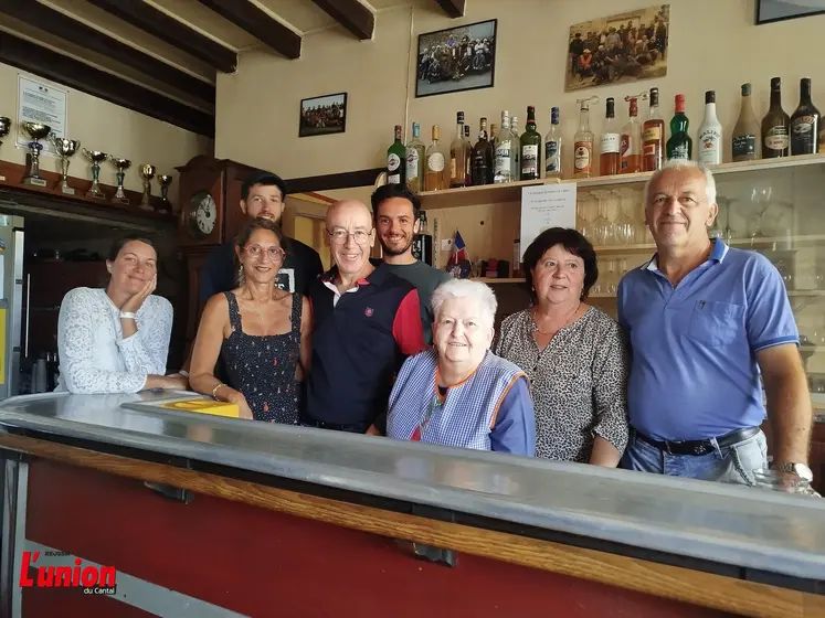 Une famille réunie autour d'un comptoir en zinc.