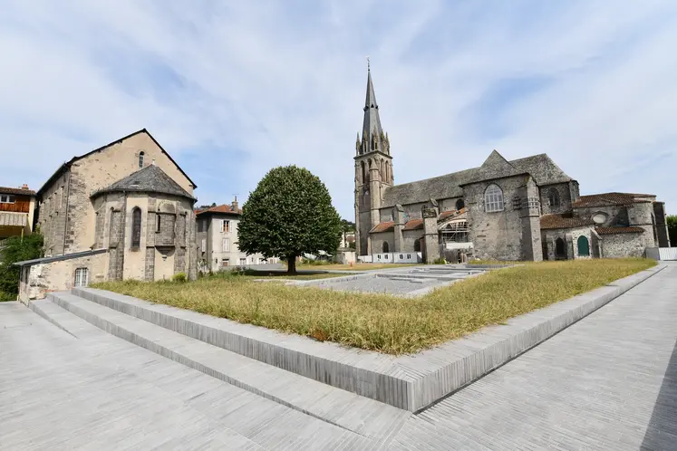 L'évocation de vestiges d'une abbaye, entre l'église saint-géraud d'Aurillac et une chapelle. 