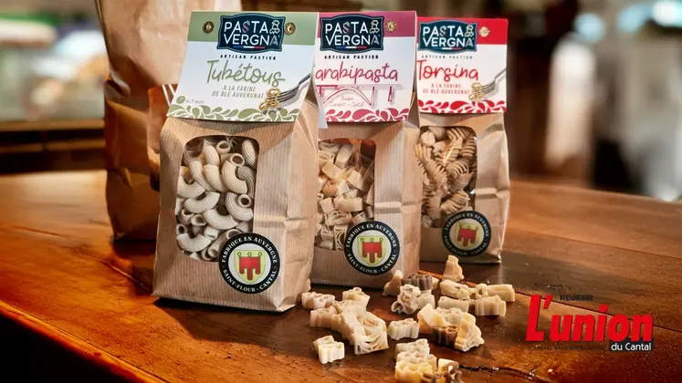 Trois paquets de pâtes artisanales Pastavergna sur une table.