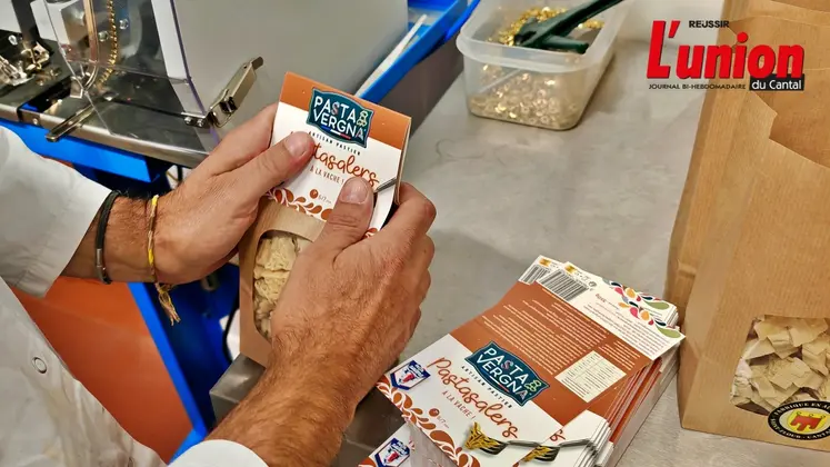 Un paquet de pâtes Pastavergna tenus à deux mains.