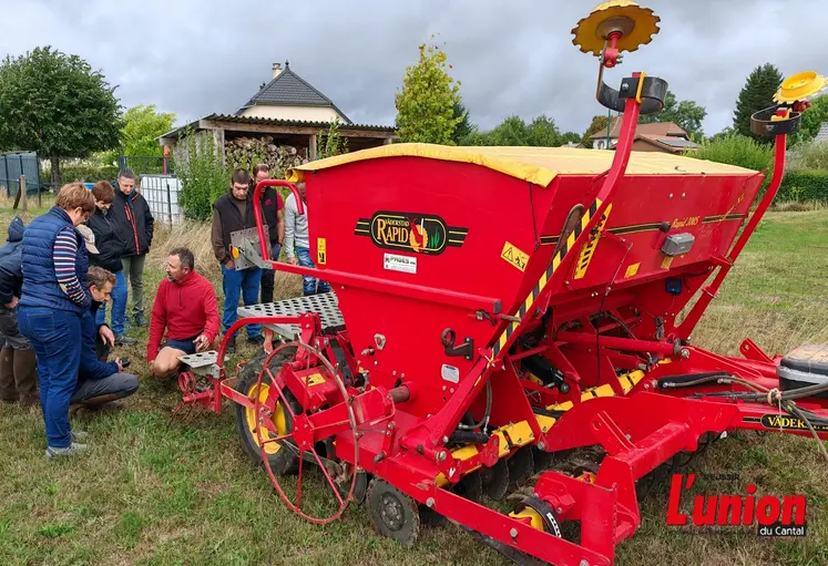Groupe d'agriculteur autour d'un semoir