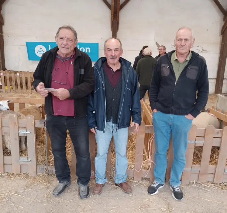 Jean-Luc Chassot, éleveur d'ovins à Monétay-sur-Loire, entouré du jury.