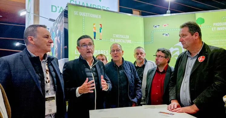 Marc Delage du groupe Carrefour, Daniel Chevreul, directeur général de Terralacta, Jacques Cornelissen, président de Coopal, Laurent Bascoulergue, vice-président de Coopal, Pascal Lerousseau, président de la Chambre d'agriculture de la Creuse et Daniel Couderc, président de la Chambre d'agriculture de la Corréze.