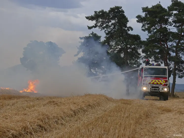à Mazeyrat d'Allier, les pompiers ont déployé tous les moyens nécessaires pour stopper ce feu d'origine agricole.