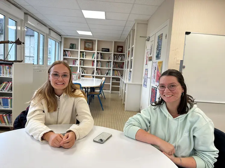 Camille Quincampoix et Océane Gillet au centre de documentation et d'information (CDI) du lycée agricole d'Ahun.