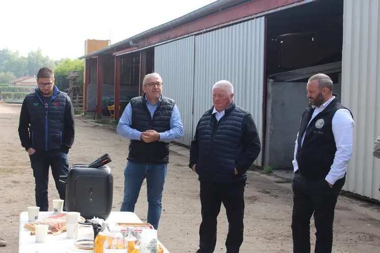 Jérémy Poncet, responsable du groupe lait chez JA Loire ; Patrick Bénézit, président de la FNB ; Jean-Luc Perrin, président de la FDSEA de la Loire ; Jonathan Janichon, président de la section bovine de la FRSEA Aura.