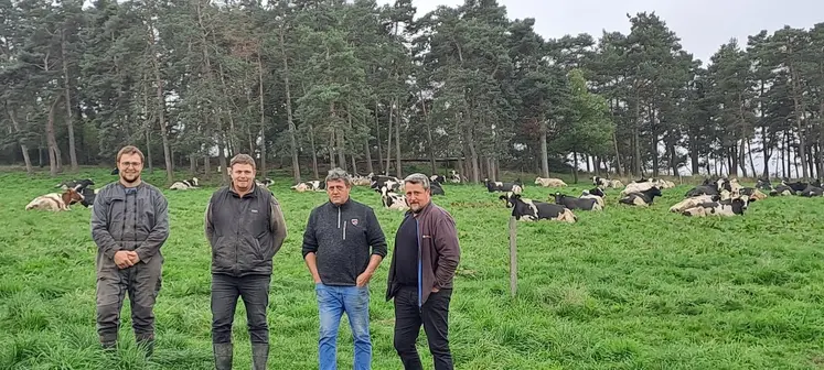 Romain, Laurent, Philippe Merle et Antoine Moulin, les 4 associés du Gaec de la Petite Croix à St Maurice de Lignon misent sur la génétique de leur troupeau mais aussi l'alimentation en commençant par l'optimisation des fourrages.