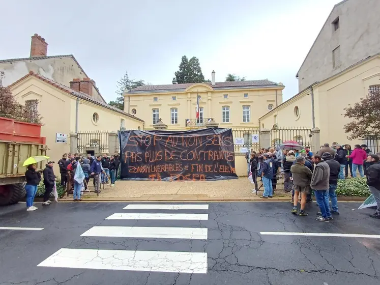 La sous-Préfecture d'Yssingeaux portait les traces du mécontentement des agriculteurs.