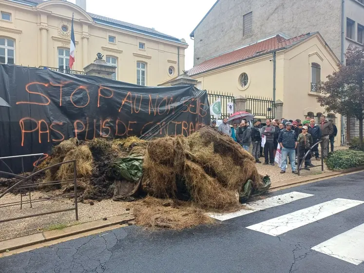 Deux remorques ont déversé leur contenu devant les grilles de la sous-préfecture.