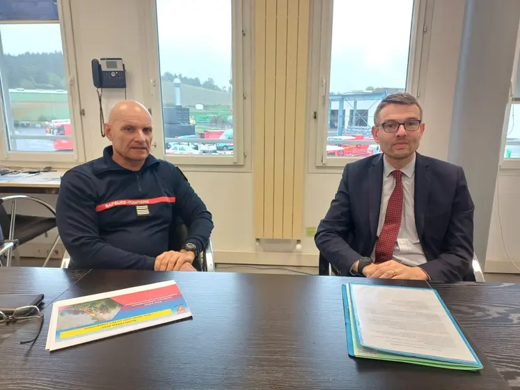 Le colonel Frédéric Robert et le directeur de Cabinet, Benoît de Lagarde, ont dressé un bilan des feux d'origine agricole.