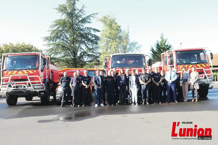 Des camions de pompiers, avec des pompiers et des alcnes à incendie