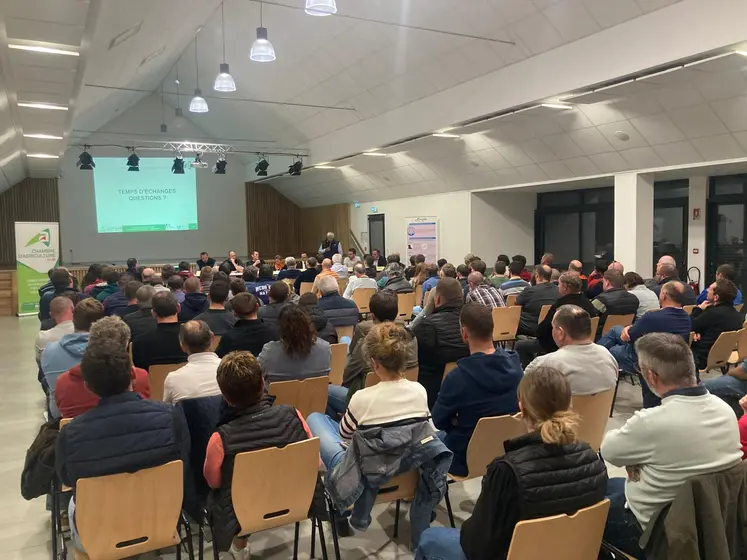 réunion à la salle polyvalente de Montbeugny