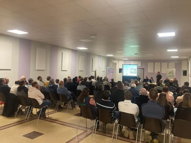 réunion à la salle polyvalente de Montmarault