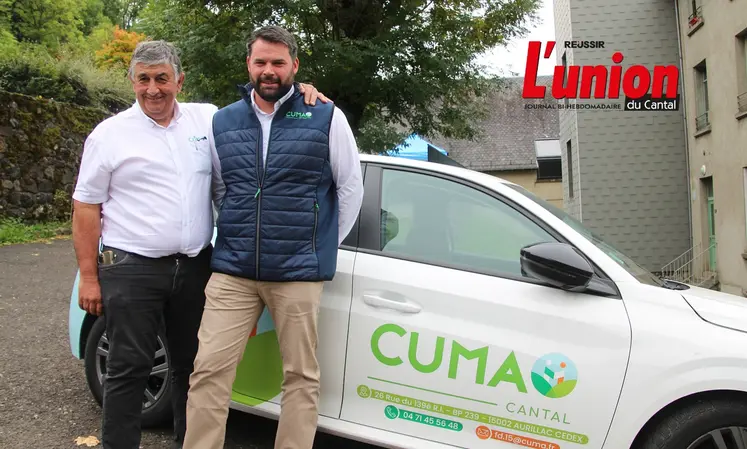 deux hommes devant une voiture siglée FDcuma du Cantal. 