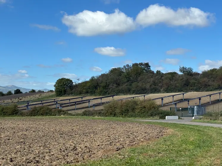 Les ombrières sont installées sur une parcelle située à Chadeleuf.