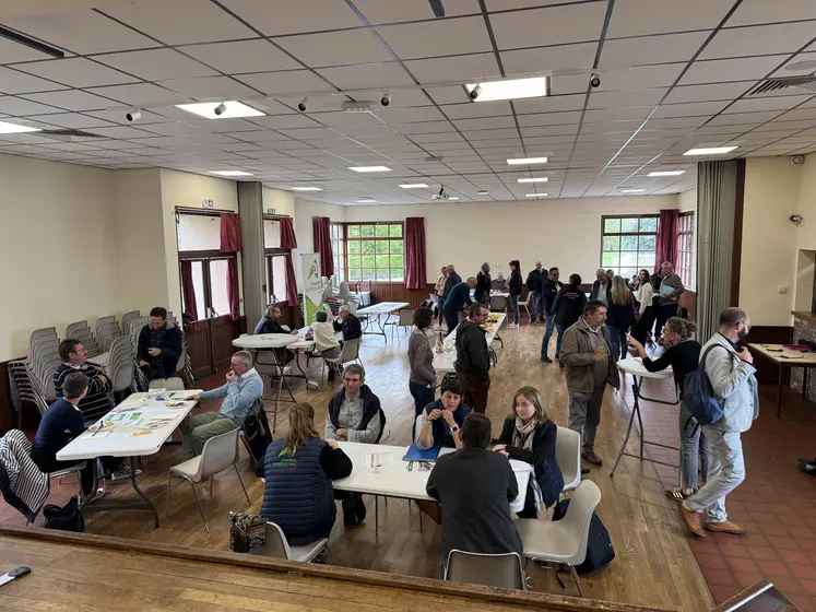 personnes réunies autour d'un buffet dans une salle des fêtes