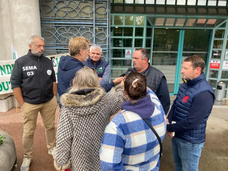 regroupement de personnes devant la préfecture