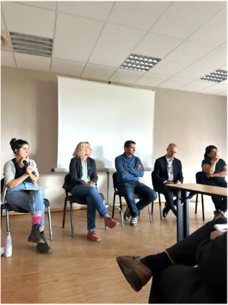 De G à D, Manon Caudron-Fournier, doctorante et membre du comité égalité de VetAgro Sup, Severine Darsonville, agricultrice et PDG Jacquet Brossard, Mathieu Daim, agriculteur grande culture, Frédéric Brance, Directeur de la MSA Auvergne, Fabienne Petit, enseignante chercheure à l’Université Clermont Auvergne. 