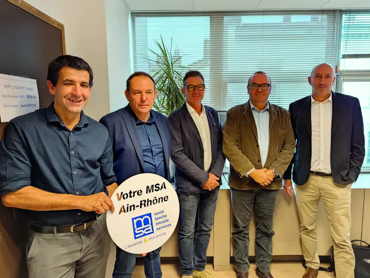 Olivier Damaisain entouré de l'ensemble des présidents des caisses localesde la MSA d'Auvergne-Rhône-Alpes avec lesquels il a échangé le 21 octobre.