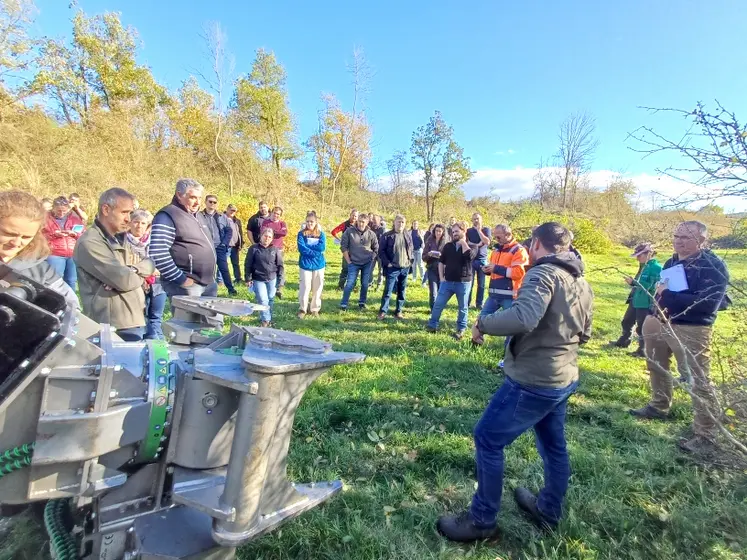 Le grappin coupeur scie était en démonstration le 7 novembre à Léotoing.
