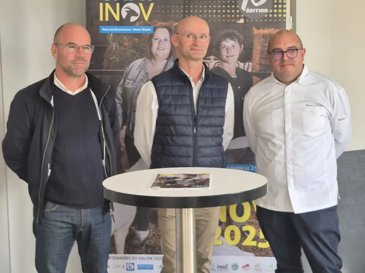 Samuel Hérault, président de Capr'Inov entouré de Florent Simmonet (Niort Agglo) et de Romain Chollet (Chollet Traiteur), partenaires du salon