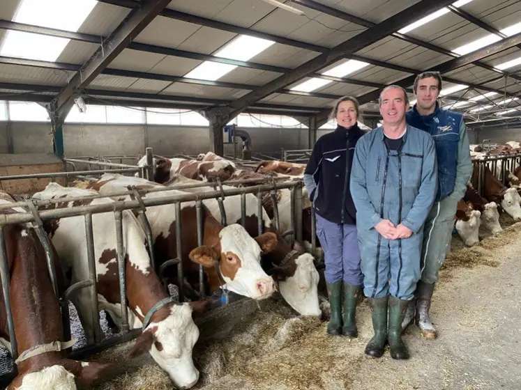 Les associés du Gaec de Montebello, Daniel, Alice et Florent, dans leur stabulation.