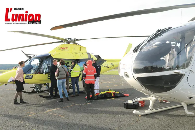 Deux hélicoptères sur une piste d'aéroport.