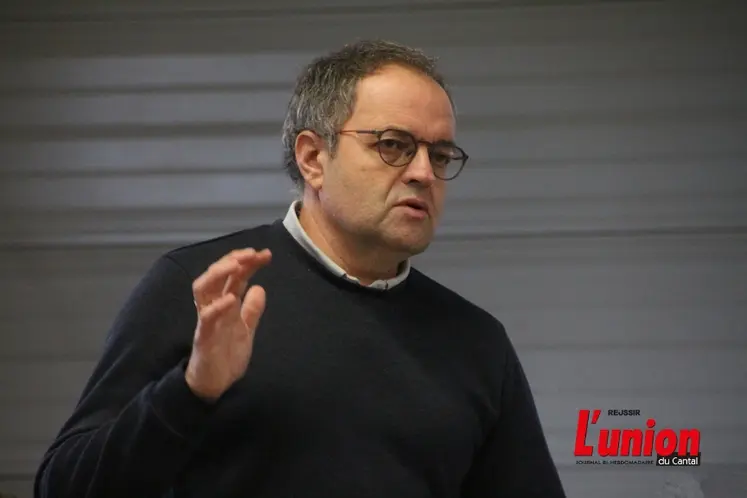 portrait d'un homme qui explique