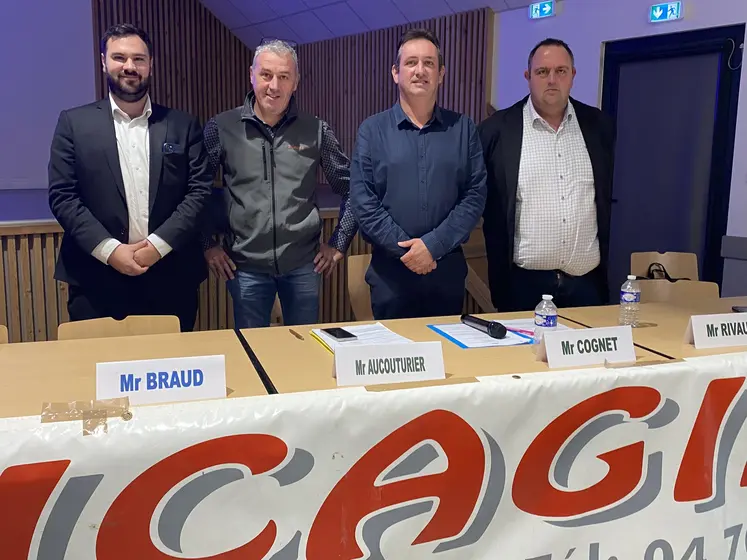 De gauche à droite, Valentin Braud, qui a présenté les comptes annuels, Jean-Michel Aucouturier et Édouard Cognet, respectivement directeur et président de la SICAGIEB, et Geoffrey Rivaux, représentant de la Chambre d'agriculture de l'Allier. 