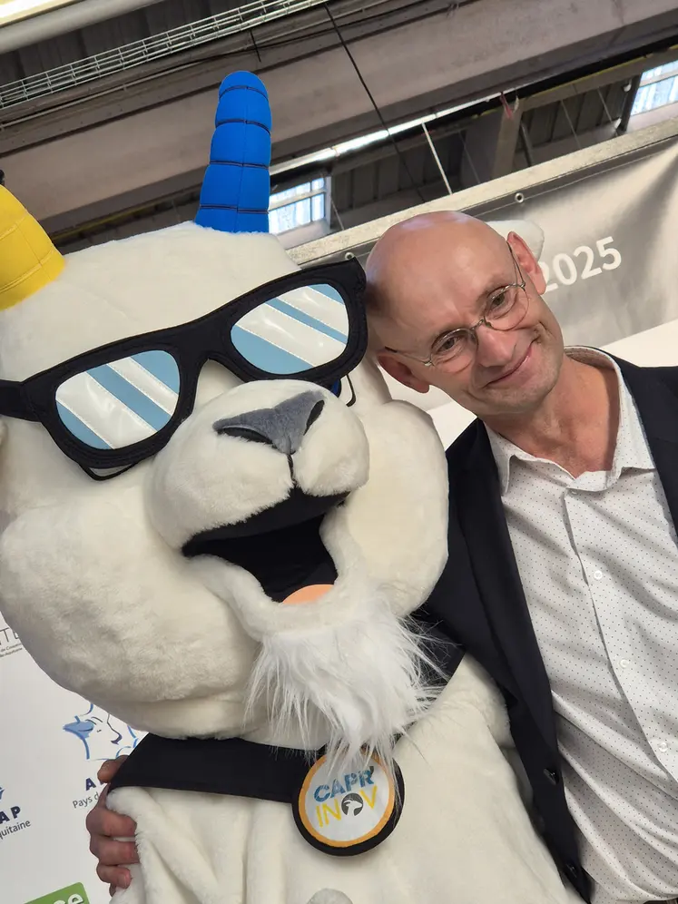 Capr'Icieuse, nouvelle mascotte du salon, ici aux côtés de Samuel Hérault, président du Capr'Inov, a fait sensation sur le salon.