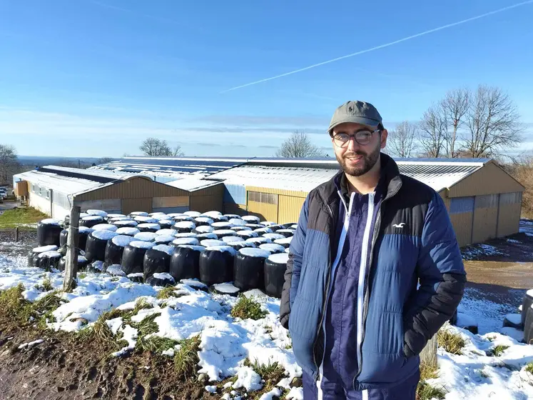 Avant l'installation de sa centrale solaire, Pierre Chassard, éleveur à Tauves, a fait appel aux conseils d'un géobiologue. 