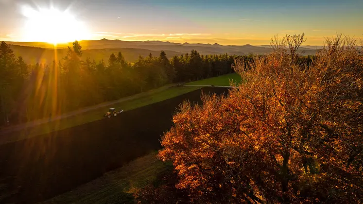 Louis Cognet, de Tence, décroche le troisième prix pour un cliché pris du ciel « Derniers labours sous le soleil d’automne ». 