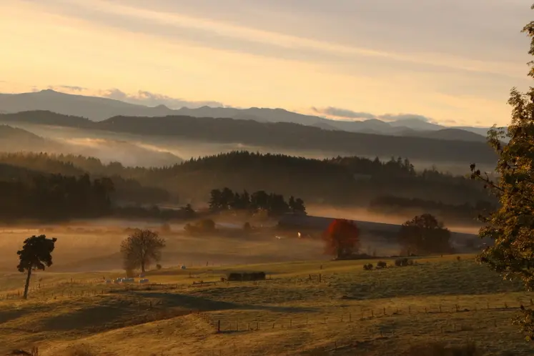 Jean-Yves Ayel, de Craponne gagne le quatrième prix pour sa photo « Paysage automnal ». 