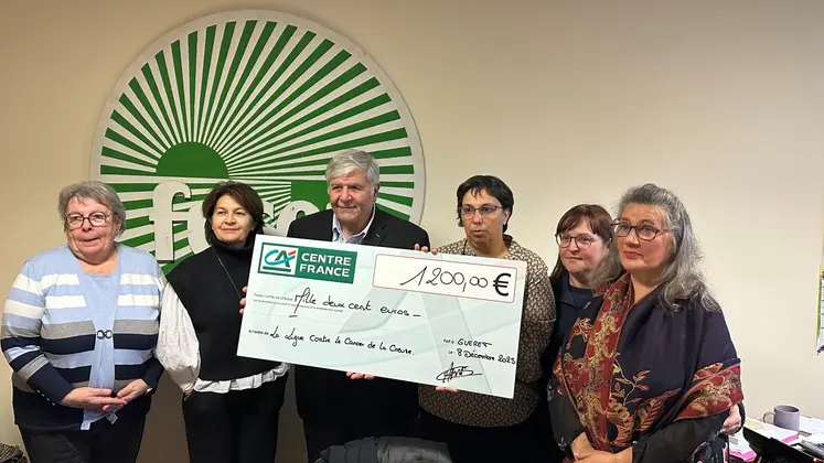 Michèle Lorcerie, secrétaire générale de la Ligue contre le Cancer de la Creuse, Laurence Taillandier administratrice de la Ligue contre le Cancer de la Creuse, Dr Georges Chata, président de la Ligue contre le Cancer de la Creuse, Séverine Bry, présidente de la Commission des Agricultrices de la FDSEA de la Creuse, Edith Gilet, vice-présidente de la Commission des Agricultrices de la FDSEA de la Creuse, Véronique Goût, membre de la Commission des Agricultrices de la FDSEA de la Creuse.