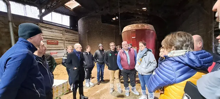 Face aux responsables FDSEA/JA, à des agriculteurs et à la presse, le Préfet a insisté sur l'efficacité du protocole de lutte contre la DNC.