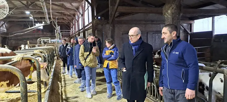 Les échanges ont eu lieu au Gaec de Praclaux à Landos sur l'exploitation du président du GDS 43, Jérôme Grasset (ici en discussion avec le Préfet).