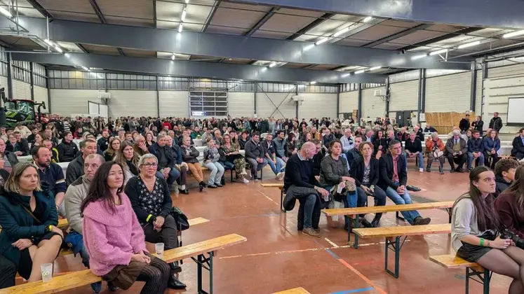 Plus de 650 invités sont venus souhaiter un bon anniversaire à la FDCUMA 43. Des tractoristes ont exposé leur matériel dans la halle.