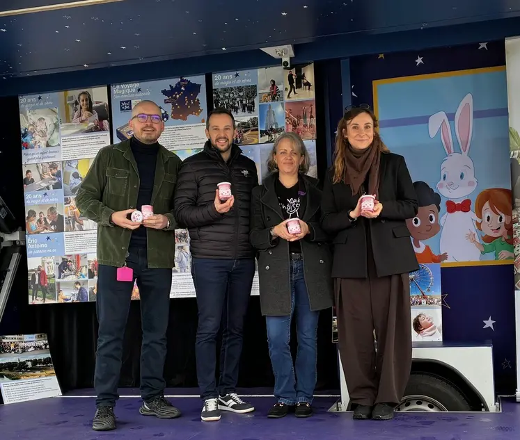 Le magibus de Magie à l'Hôpital a fait une halte à Charroux mi décembre. 