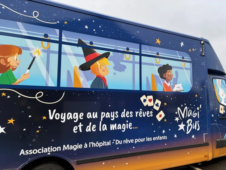 La magibus réalise chaque année une tournée des hôpitaux d'une trentaine de dates.